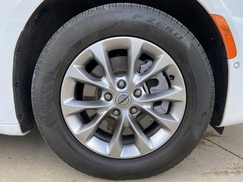 Used 2024 Chrysler Pacifica Touring-L AWD/4WD image 8