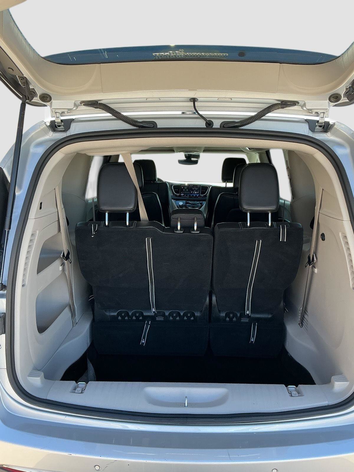 Used 2024 Chrysler Pacifica Touring-L FWD image 22