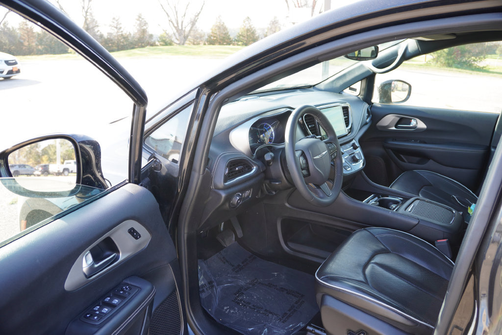 Used 2024 Chrysler Pacifica Premium FWD image 15