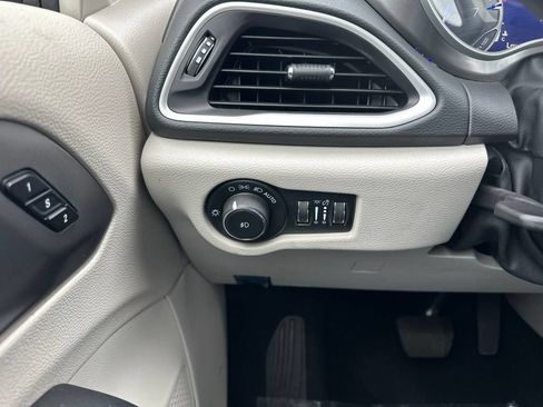 Used 2023 Chrysler Pacifica Touring-L FWD image 34