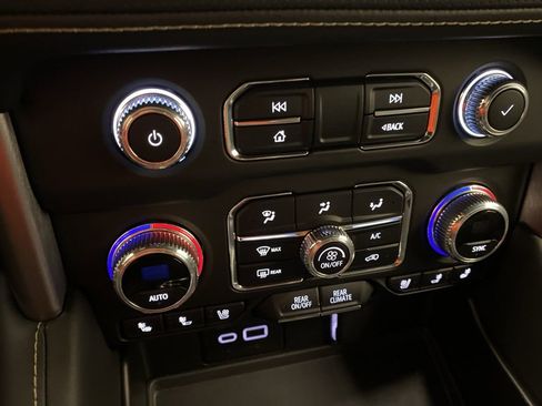 Used 2024 GMC Yukon XL SLT image 20