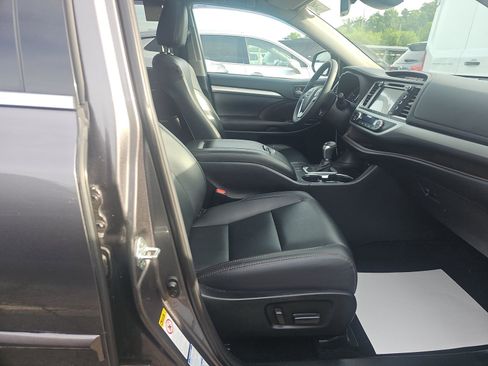 Used 2019 Toyota Highlander XLE AWD/4WD image 3
