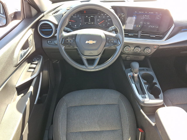 Used 2024 Chevrolet Trax LS w/ LS Convenience Package FWD image 3