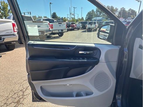 Used 2019 Dodge Grand Caravan SXT FWD image 15