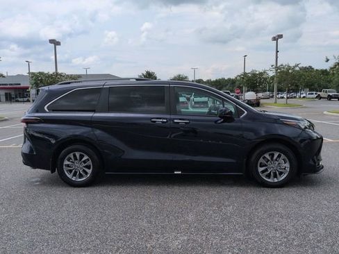 Used 2025 Toyota Sienna XLE FWD image 3