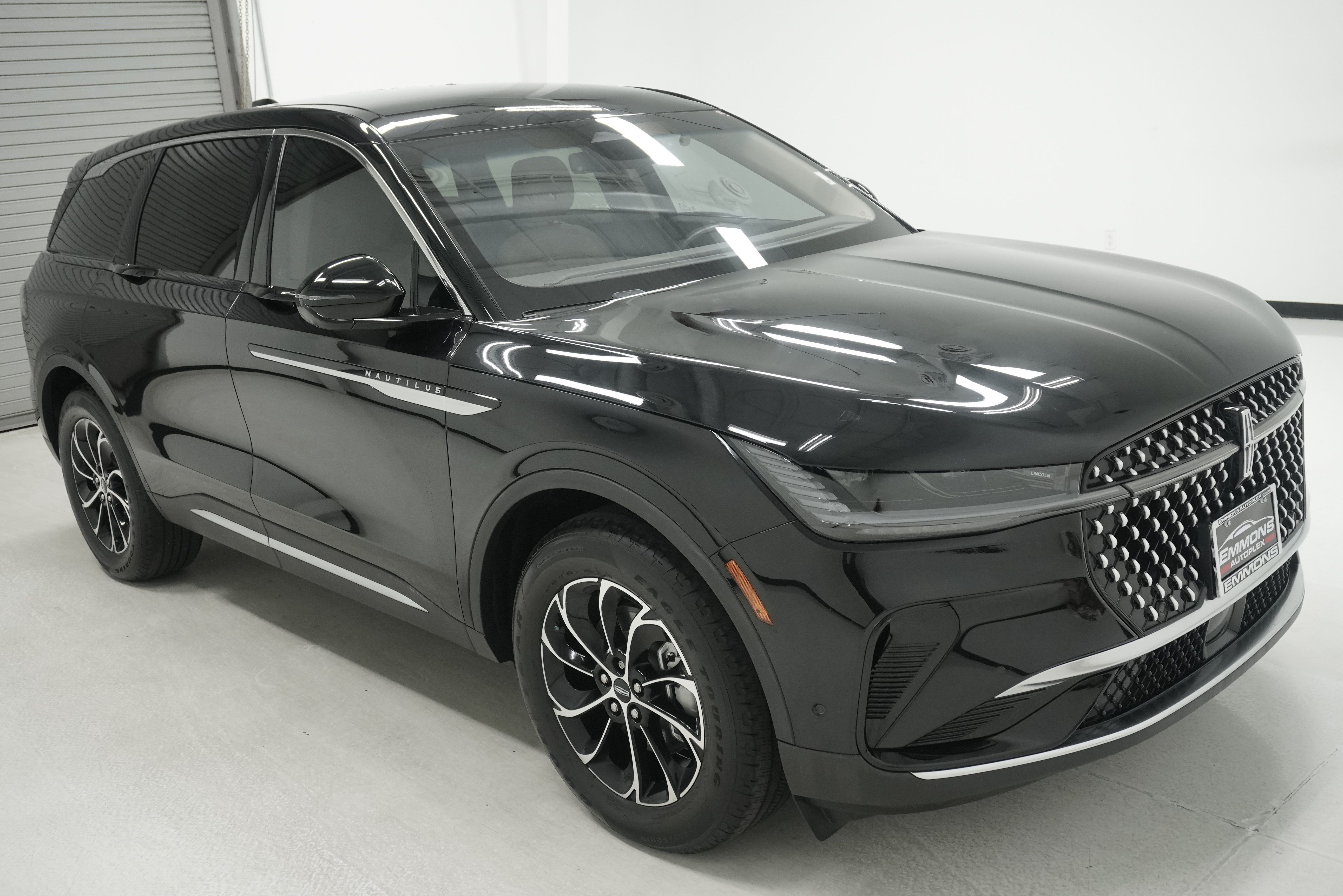 Used 2024 Lincoln Nautilus Premier AWD/4WD image 3