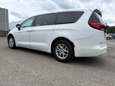 Used 2023 Chrysler Voyager LX FWD image 5