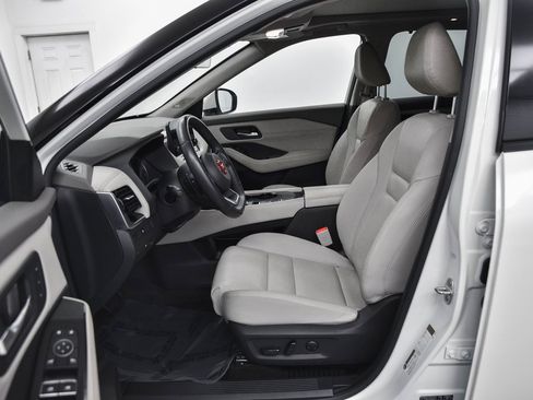 Used 2023 Nissan Rogue SL w/ SL Premium Package image 11