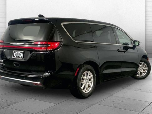 Used 2024 Chrysler Pacifica Touring-L FWD image 13
