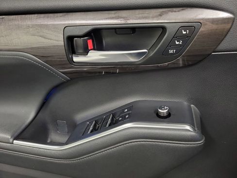 Used 2022 Toyota Highlander Platinum image 19