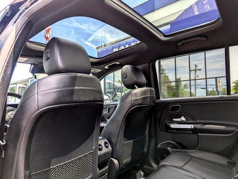 Used 2021 Mercedes-Benz GLB 250 4MATIC w/ Premium Package image 34