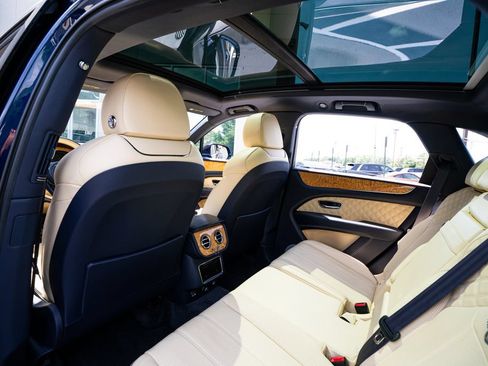 Used 2022 Bentley Bentayga AWD/4WD image 50