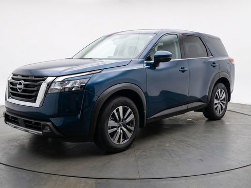 Used 2025 Nissan Pathfinder SV image 3