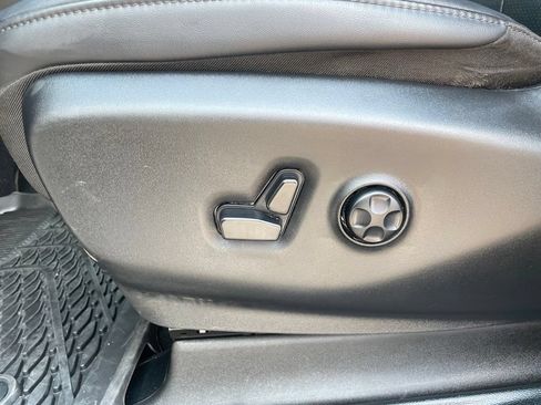 Used 2025 Chrysler Pacifica Select AWD/4WD image 11