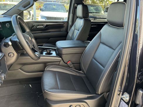 Used 2025 Chevrolet Suburban Premier image 22