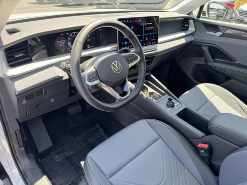 Used 2026 Volkswagen Tiguan SE AWD/4WD image 15