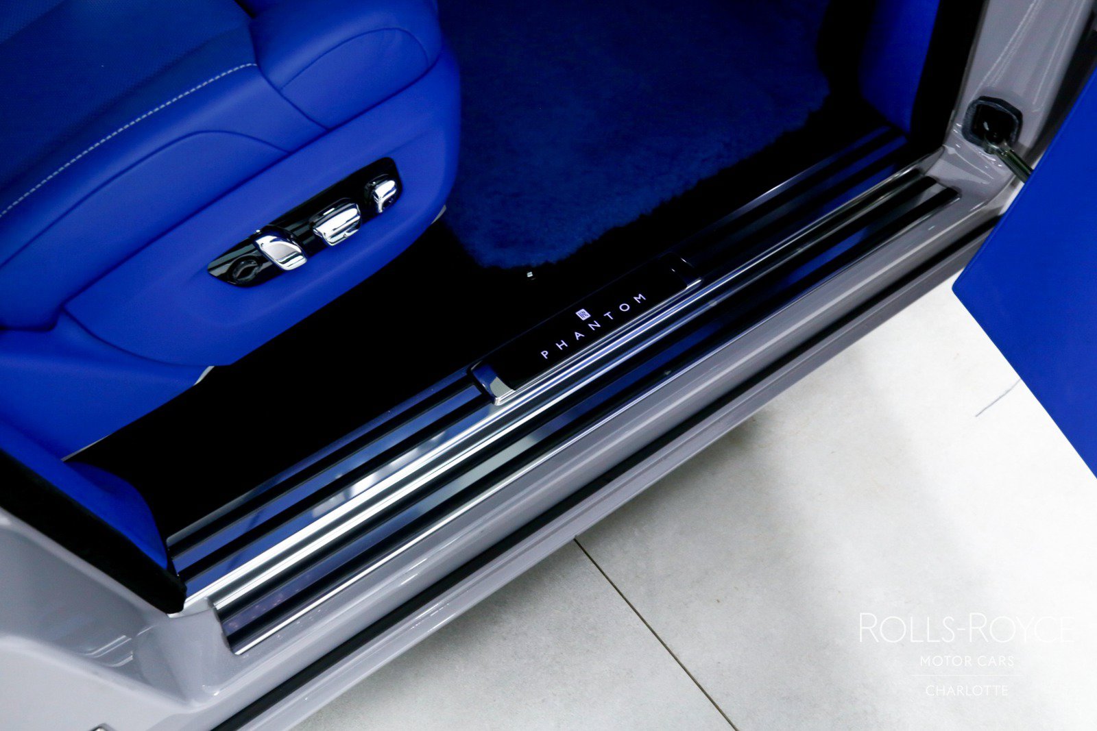 Used 2024 Rolls-Royce Phantom Sedan w/ The Phantom Package RWD image 37