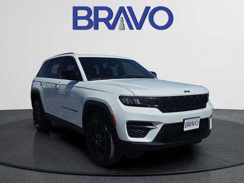 Used 2025 Jeep Grand Cherokee Altitude AWD/4WD image 2