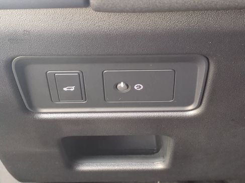 Certified 2025 Land Rover Discovery S image 17