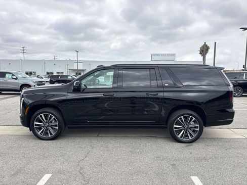 Used 2025 Cadillac Escalade ESV Sport AWD/4WD image 5