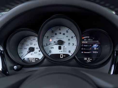 Certified 2023 Porsche Macan Turbo AWD/4WD image 33