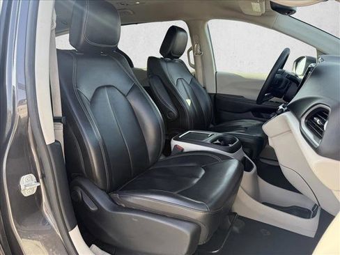 Used 2023 Chrysler Pacifica Touring-L FWD image 8