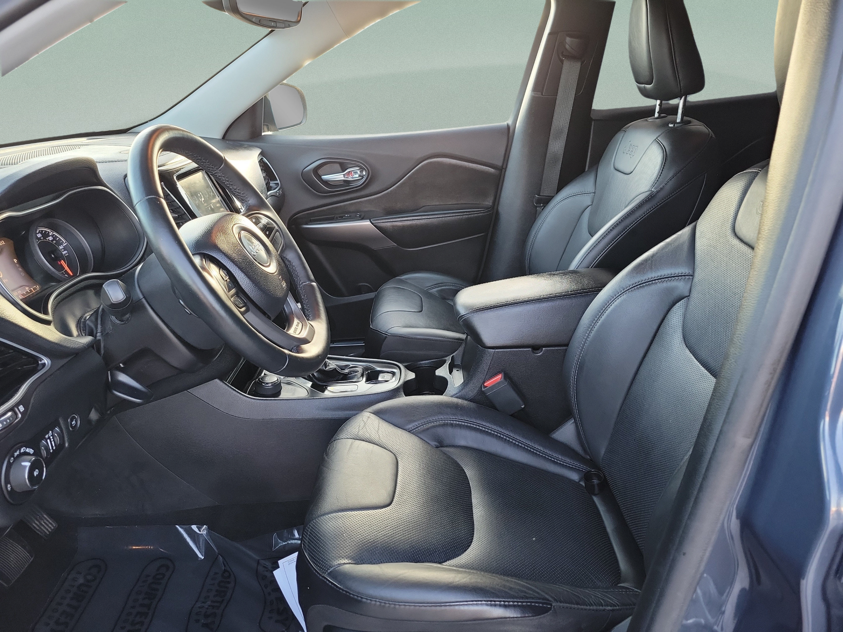 Used 2019 Jeep Cherokee Limited AWD/4WD image 16