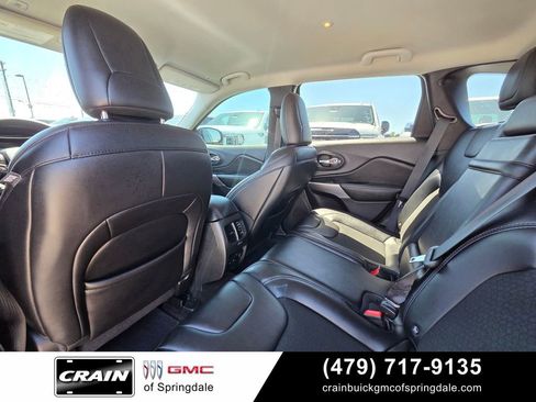 Used 2019 Jeep Cherokee Latitude Plus w/ Comfort/Convenience Group FWD image 25