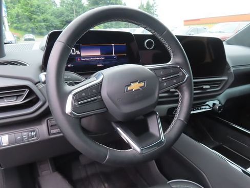 Certified 2025 Chevrolet Silverado EV LT AWD/4WD image 17