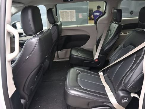 Used 2024 Chrysler Pacifica Touring-L FWD image 30