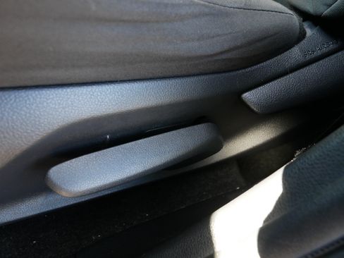 Used 2019 Toyota RAV4 LE w/ Carpet Mat Package AWD/4WD image 20