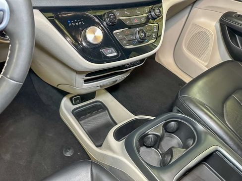 Used 2023 Chrysler Pacifica Touring-L FWD image 39