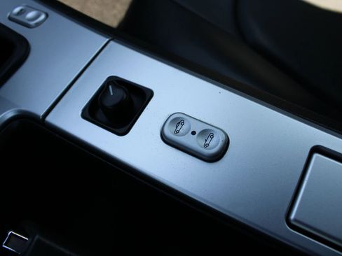 Used 2006 Chrysler Crossfire Limited RWD image 16