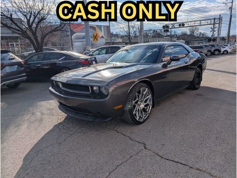 Used 2014 Dodge Challenger SXT image 1