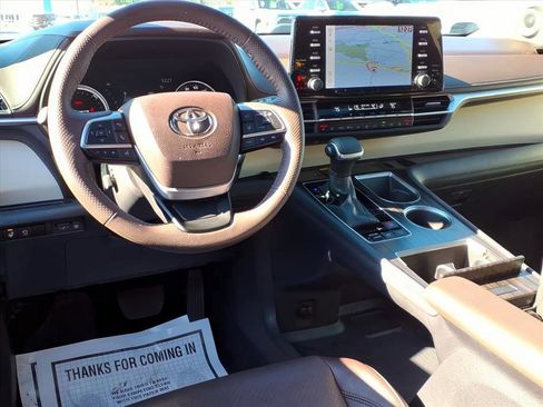 Certified 2024 Toyota Sienna Platinum image 13