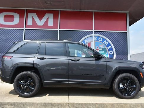 Used 2025 Jeep Grand Cherokee Limited w/ Black Appearance Package image 2