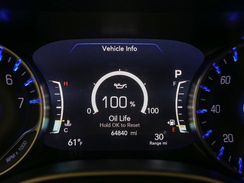 Used 2024 Chrysler Pacifica Touring-L image 37