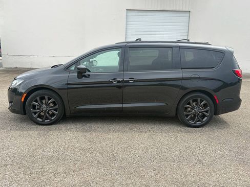 Used 2018 Chrysler Pacifica Touring-L w/ Premium Audio Group FWD image 7