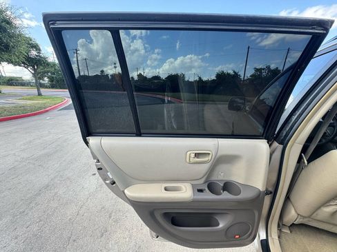 Used 2005 Toyota Highlander 4WD V6 w/ 3rd Row image 20