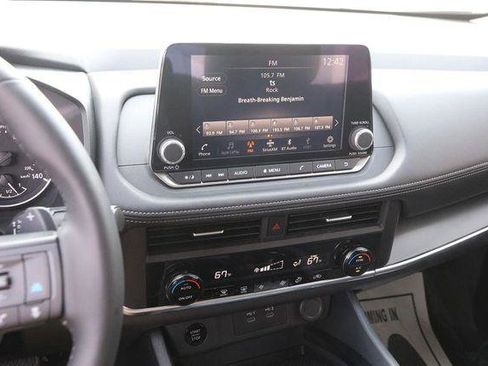 Used 2025 Nissan Rogue SV image 16