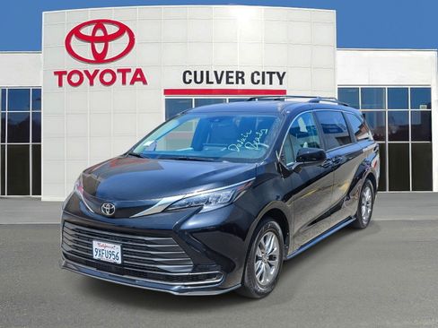 Used 2026 Toyota Sienna LE FWD image 1