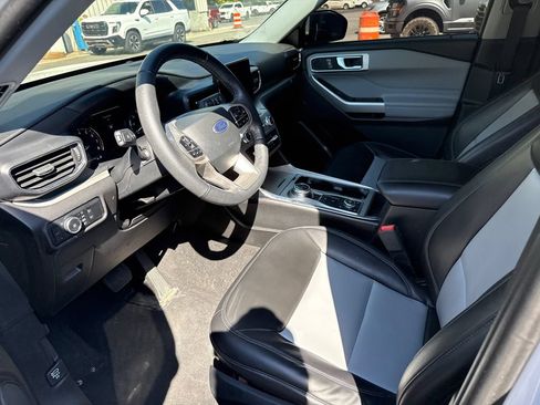 Used 2023 Ford Explorer XLT w/ Equipment Group 202A AWD/4WD image 10