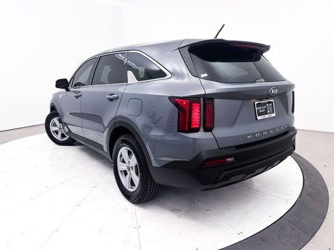 Used 2021 Kia Sorento LX image 2
