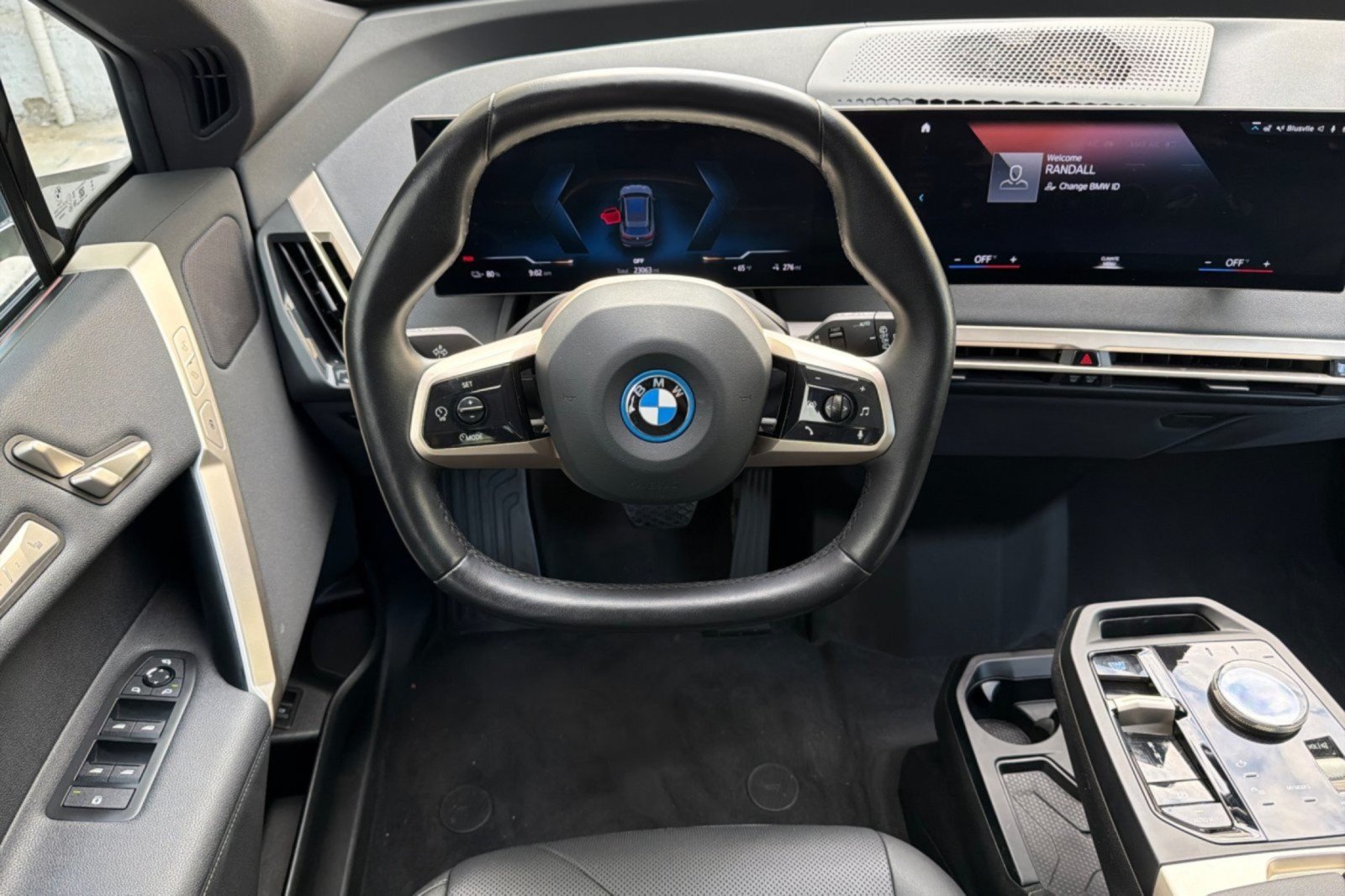 Used 2023 BMW iX xDrive50 w/ Sport Package AWD/4WD image 13