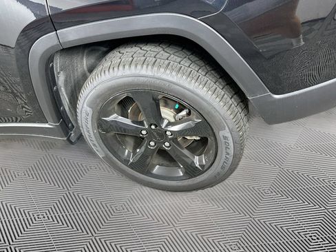 Used 2023 Jeep Grand Cherokee Altitude AWD/4WD image 38