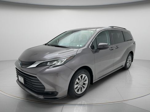 Used 2022 Toyota Sienna LE FWD image 4