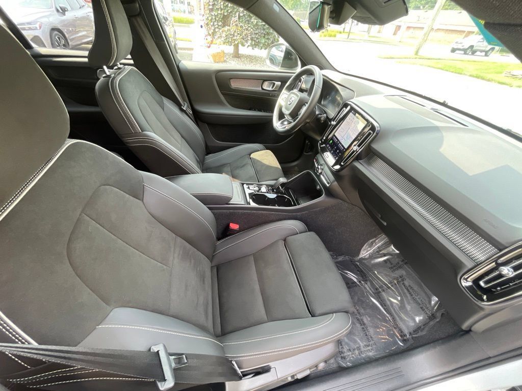 Used 2025 Volvo XC40 B5 Plus AWD/4WD image 16