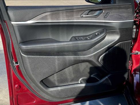 New 2025 Jeep Grand Cherokee Limited w/ Luxury Tech Group II image 10