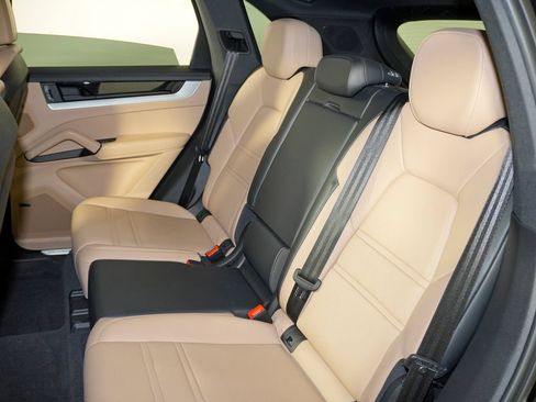 Certified 2024 Porsche Cayenne w/ Premium Package AWD/4WD image 36