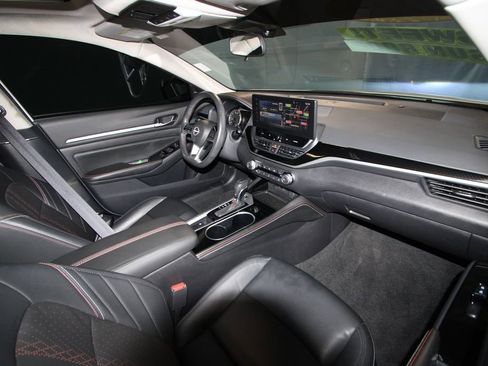 Used 2024 Nissan Altima 2.5 SR w/ SR Premium Package image 20